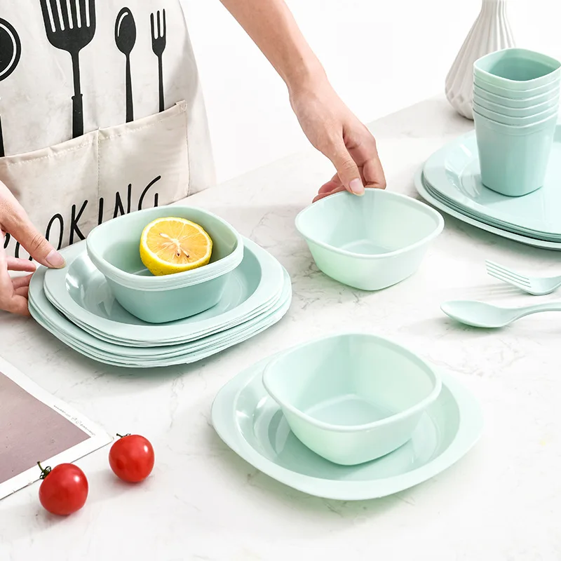 Camping Cooking Dining Set - 屋外用携帯式プラスチック製食器セット 54点セット。キャンプやピクニックに最適な携帯用食器セット。キャンプでの調理や食事に必要な備品が揃っています。