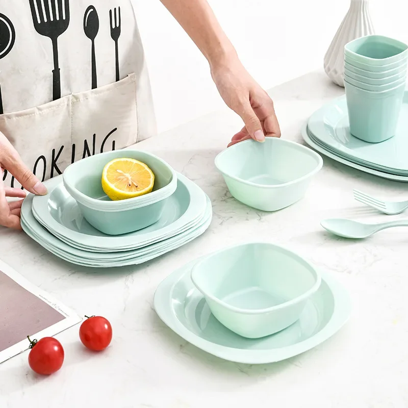 屋外用携帯式プラスチック製食器セット 54点セット。キャンプ - Camping Cooking Dining Set のレビューと価格