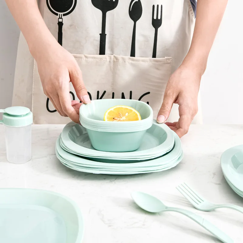 屋外用携帯式プラスチック製食器セット 54点セット。キャンプ - Camping Cooking Dining Set のレビューと価格